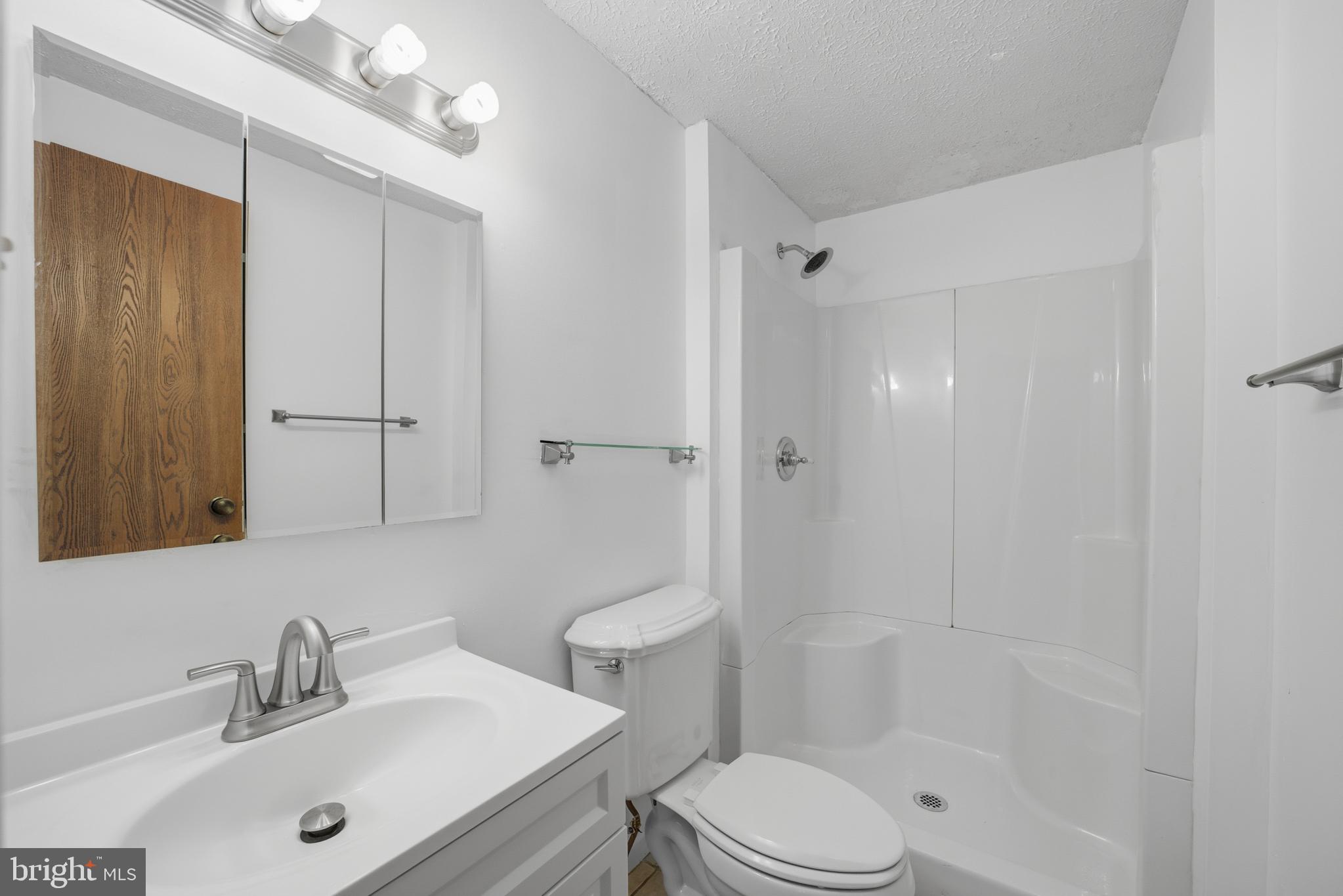 26 Dover Lane Sicklerville, NJ 08081 - Photo 16 of 29 Ensuite Full Bath