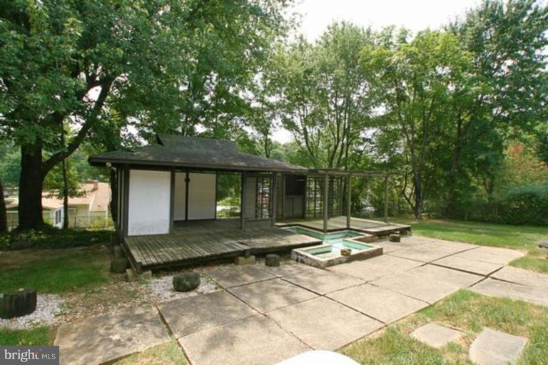9105 Wallace Road Lanham, MD 20706 - Photo 5 of 21 Deck