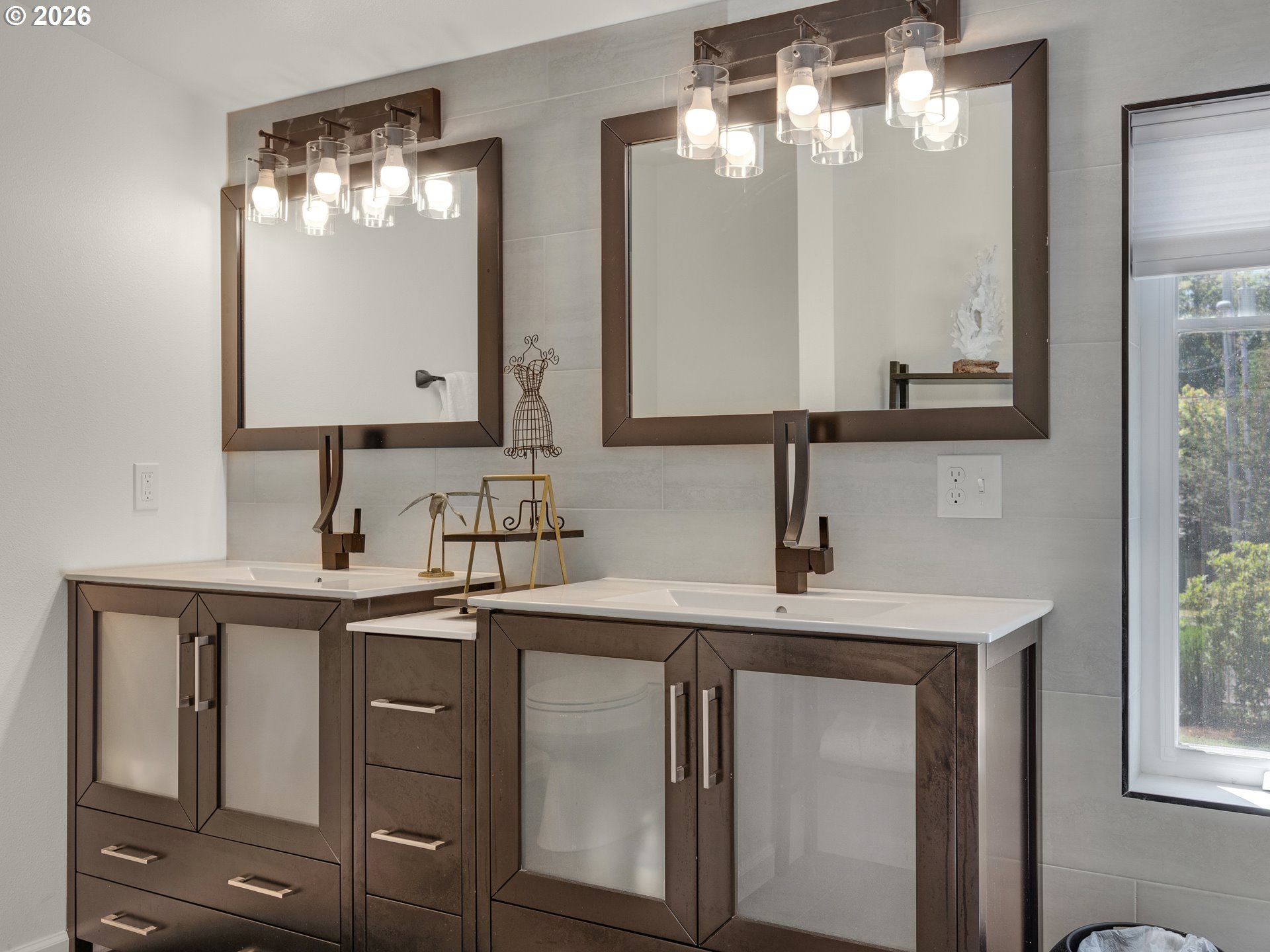 3232 Sunset Boulevard Seaside, OR 97138 - Photo 30 of 48 a bathroom with a sink vanity and mirror