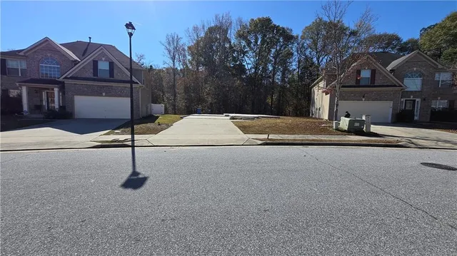 a view of a backyard of the house