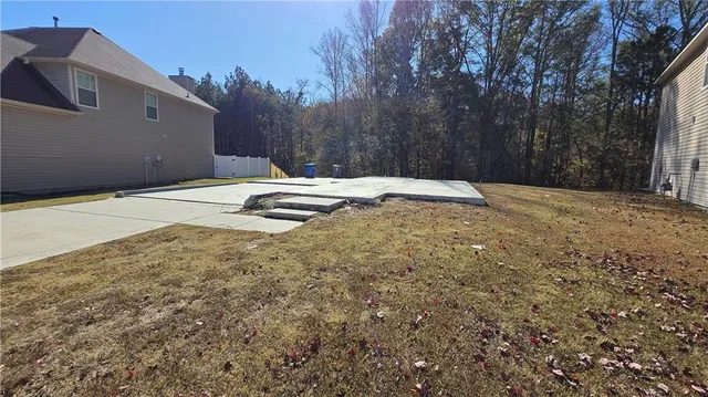 a view of a backyard with basketball court