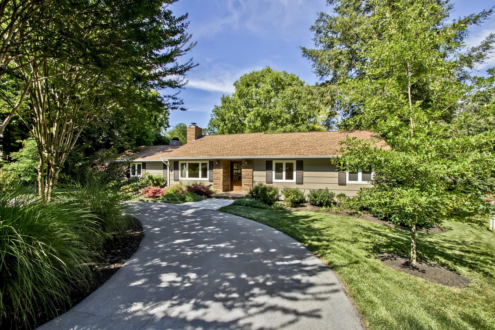 1008 Bluff View Road Southwest Knoxville, TN 37919 - Photo 1 of 40 Gallery Image 1