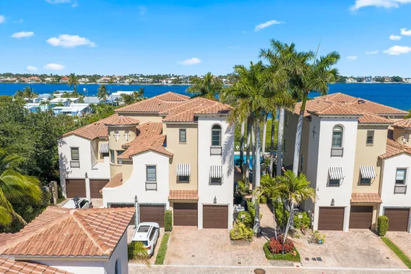 $1,175,000 | 920 Via Villagio, Hypoluxo, FL 33462