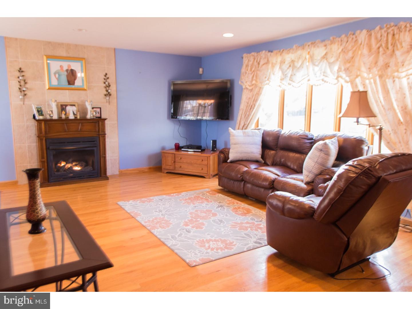 80 Tulip Road Holland, PA 18966 - Photo 4 of 19 Living Room
