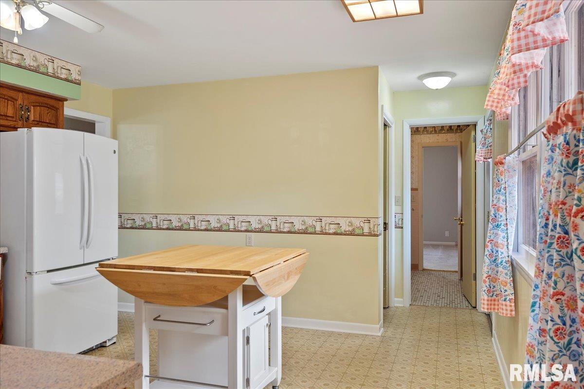 228 Dickinson Road Springfield, IL 62704 - Photo 11 of 47