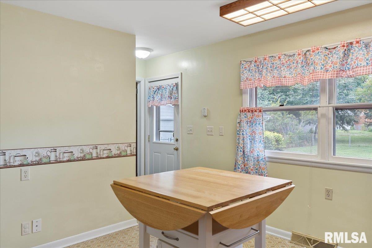 228 Dickinson Road Springfield, IL 62704 - Photo 15 of 47