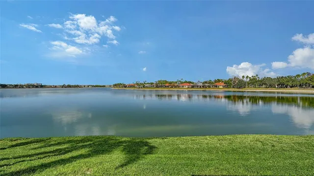 $1,000,000 | 6619 Waters Edge Way, Lakewood Ranch, FL 34202
