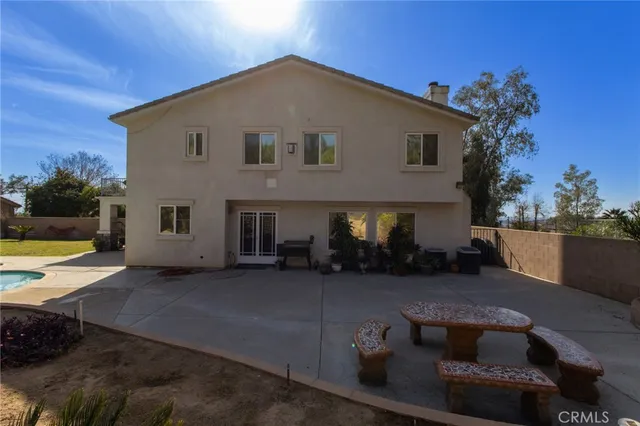a view of a house with backyard and sitting area
