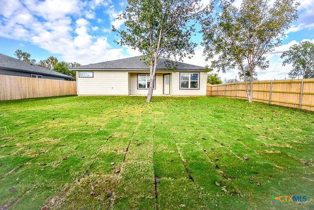 a view of a house with backyard and garden