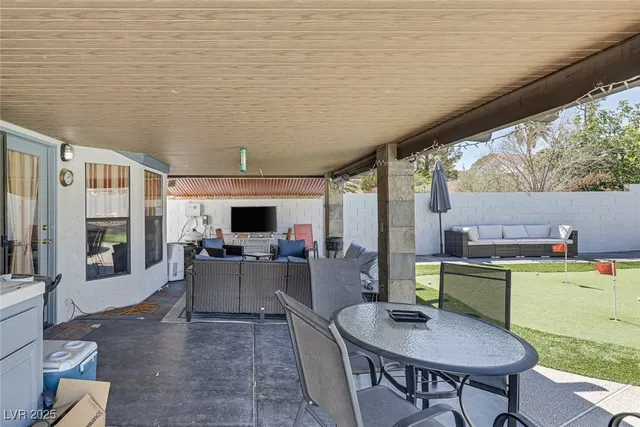 $599,999 | 9100 Shelter Cove Court, Las Vegas, NV 89117