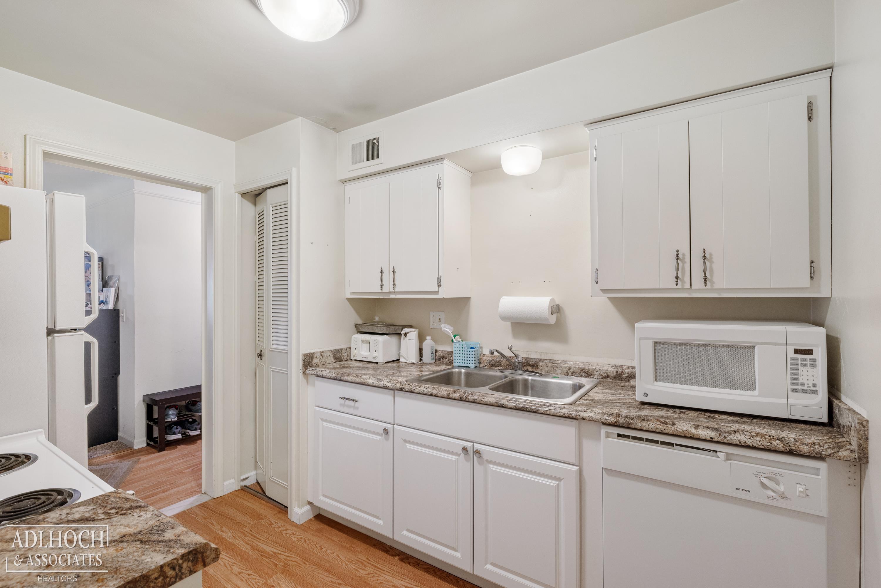 1750 Vernier Road, Unit 6 Grosse Pointe Woods, MI 48236 - Photo 10 of 39