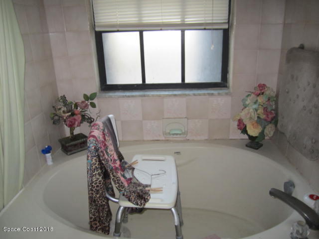 930 Degroodt Road Southwest Palm Bay, FL 32908 - Photo 15 of 29 Garden Tub & Walk In shower