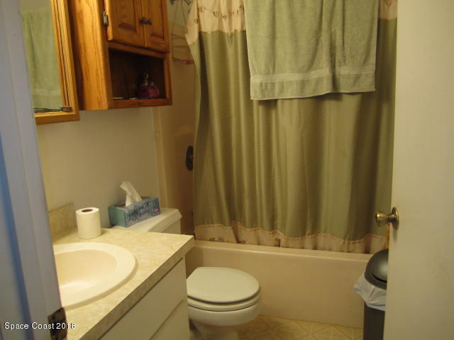 930 Degroodt Road Southwest Palm Bay, FL 32908 - Photo 17 of 29 Guest Bath