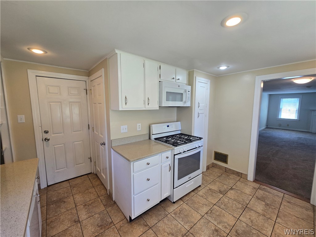 4289 Harris Hill Road Buffalo, NY 14221 - Photo 8 of 18