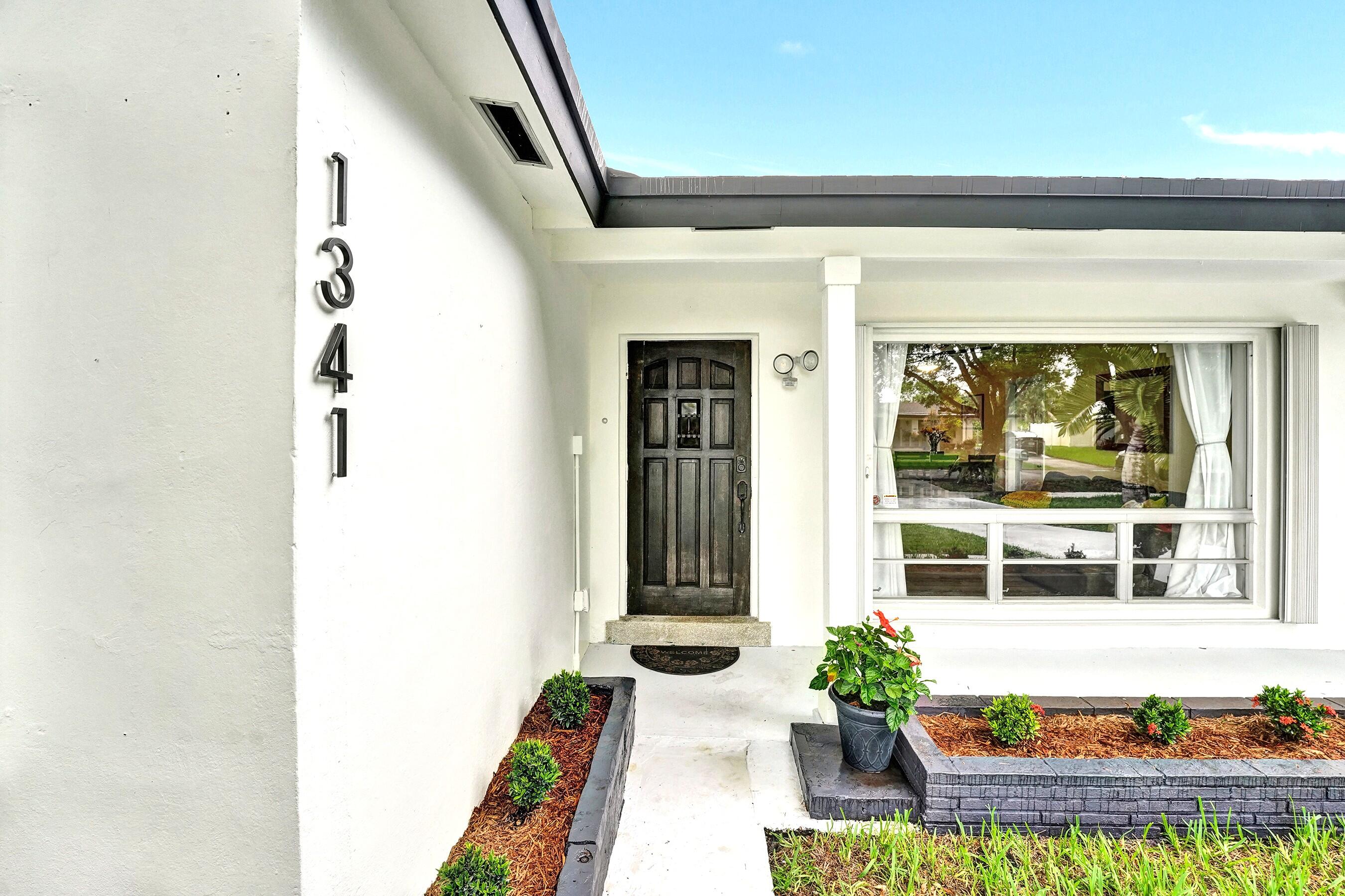 1341 North 30th Road Hollywood, FL 33021 - Photo 4 of 61 DSC08285