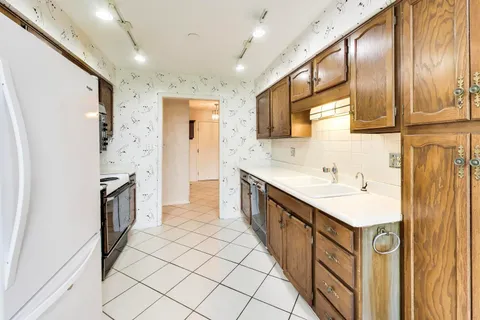 $299,000 | 9558 Gross Point Road, Unit A605, Skokie, IL 60076