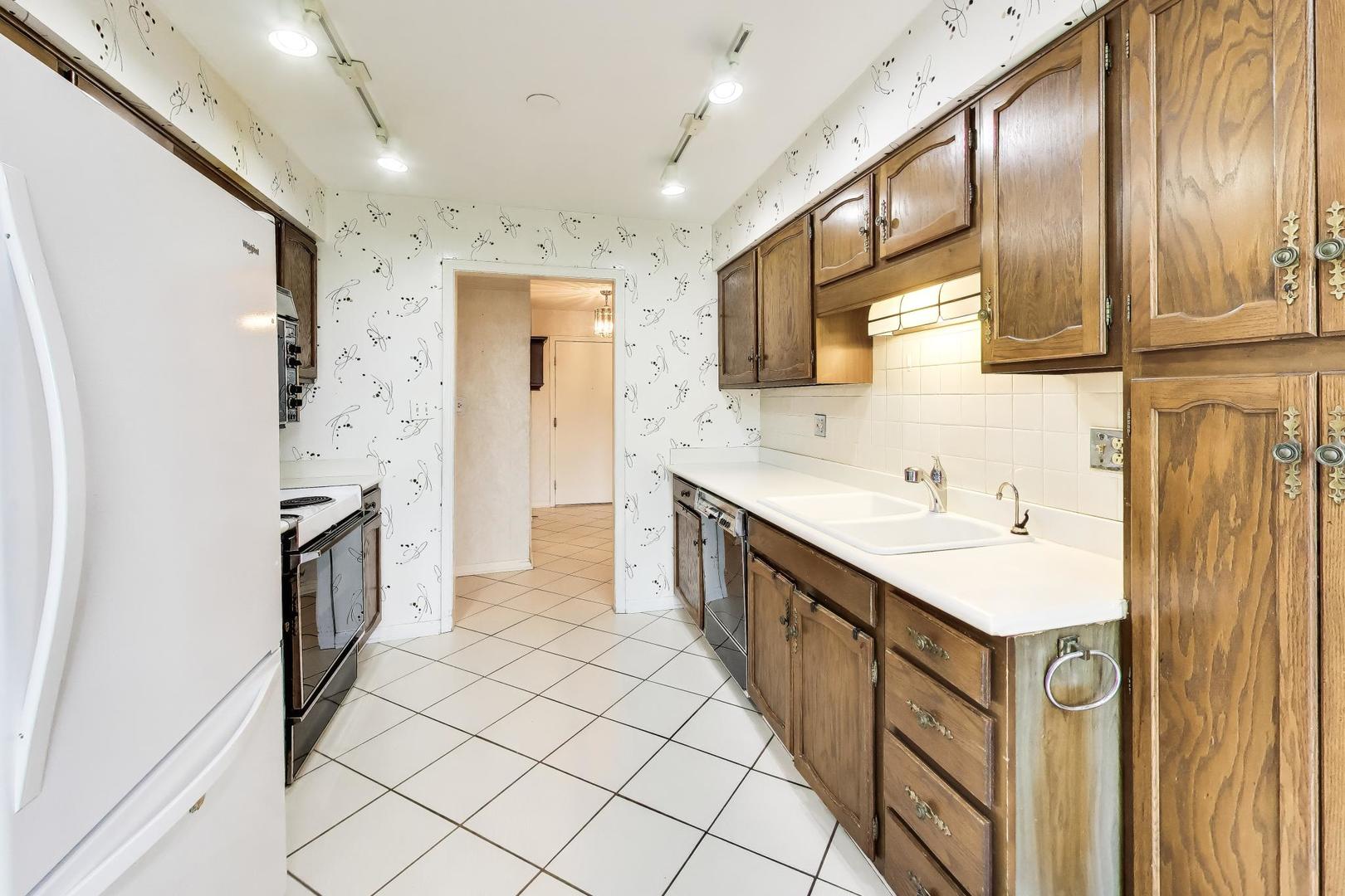 9558 Gross Point Road, Unit A605 Skokie, IL 60076 - Photo 11 of 24