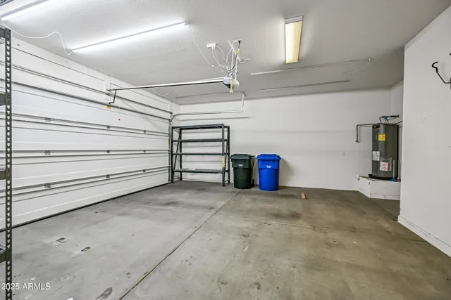 a view of a big room with closet