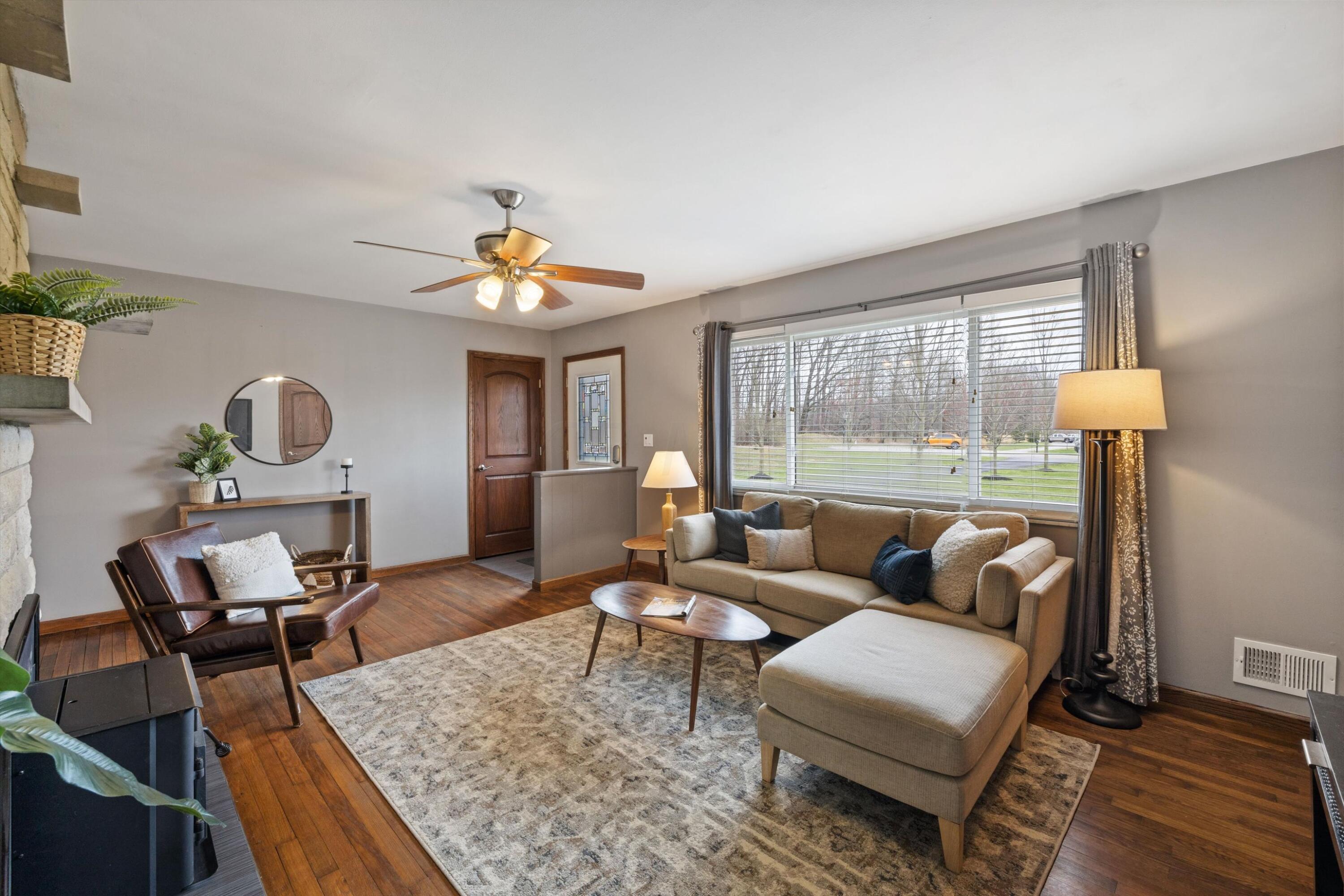 239 Sims Road Southwest Pataskala, OH 43062 - Photo 7 of 41 Living Room