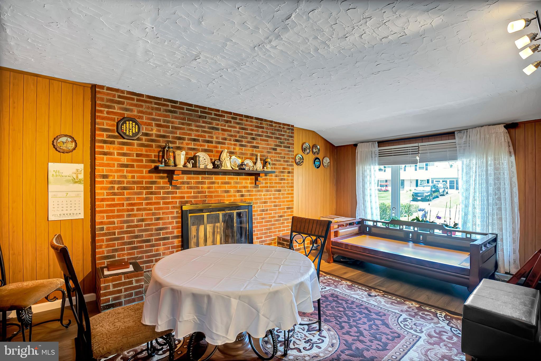 40 Maplewick Lane Willingboro, NJ 08046 - Photo 18 of 33 Living Room with Large Bay Windo