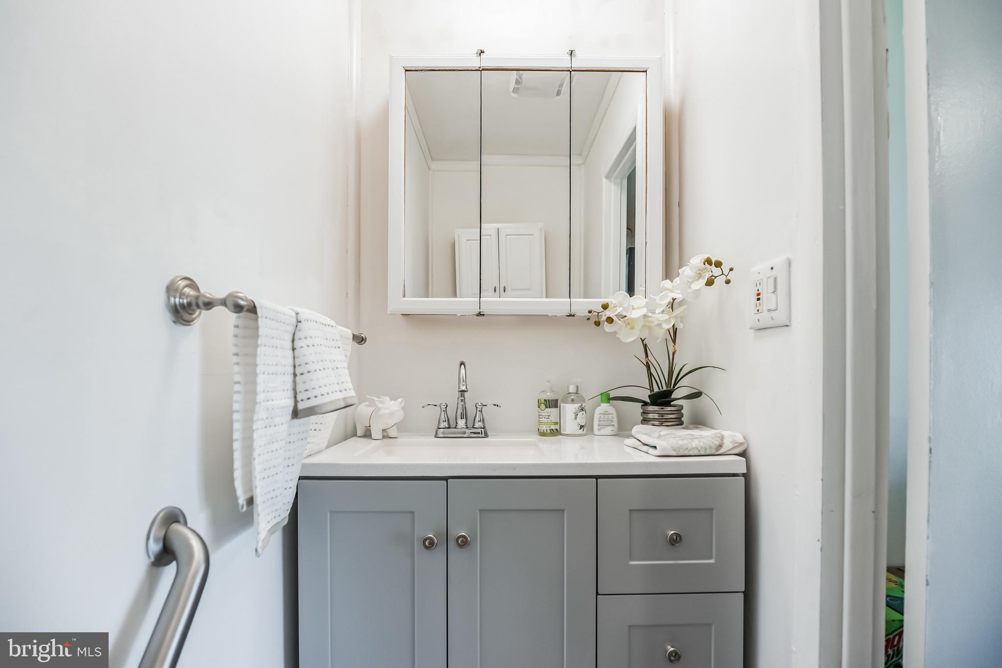 40 Maplewick Lane Willingboro, NJ 08046 - Photo 21 of 33 First Floor Powder Room