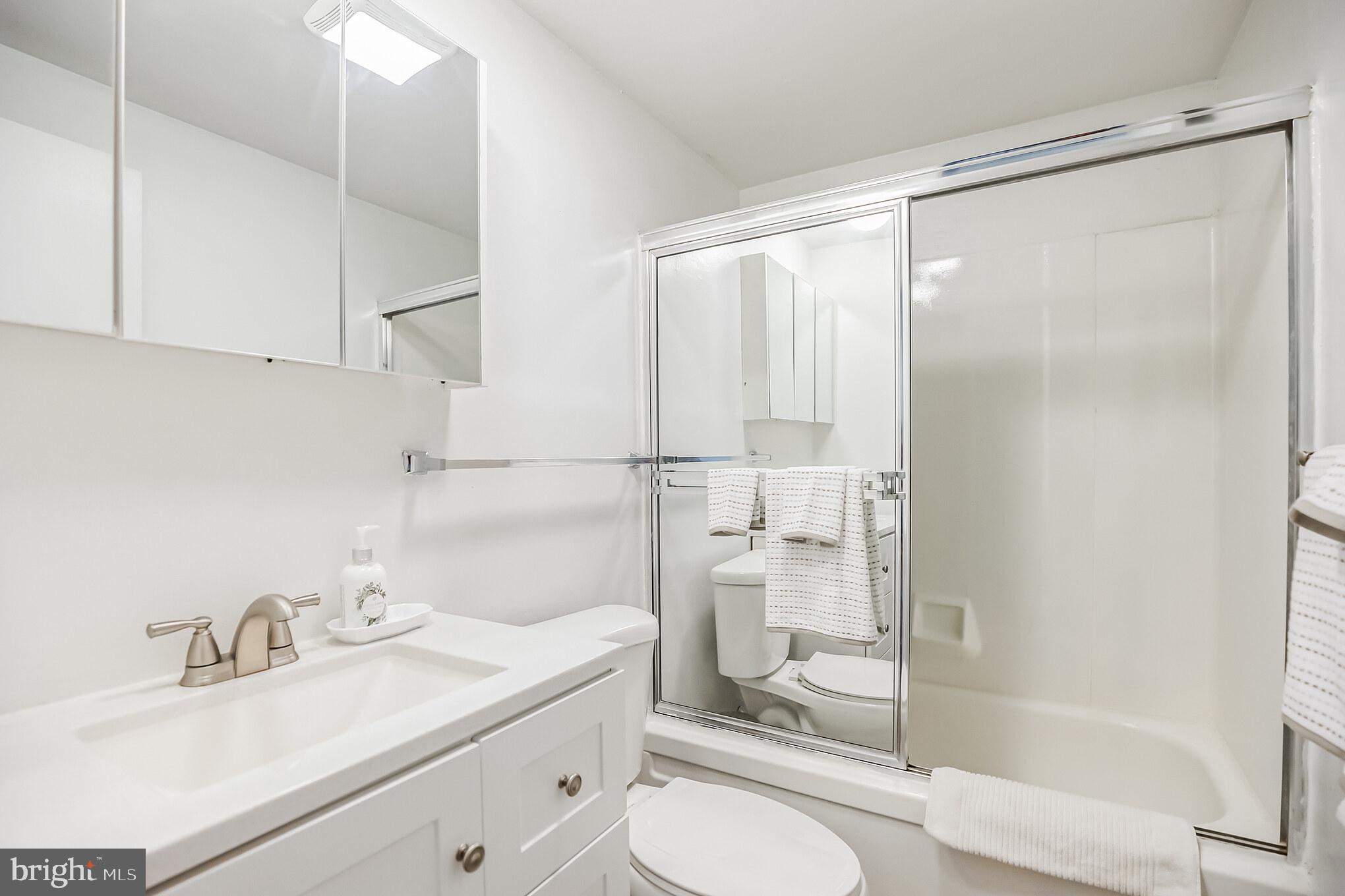 40 Maplewick Lane Willingboro, NJ 08046 - Photo 25 of 33 Full Bathroom in Hallway