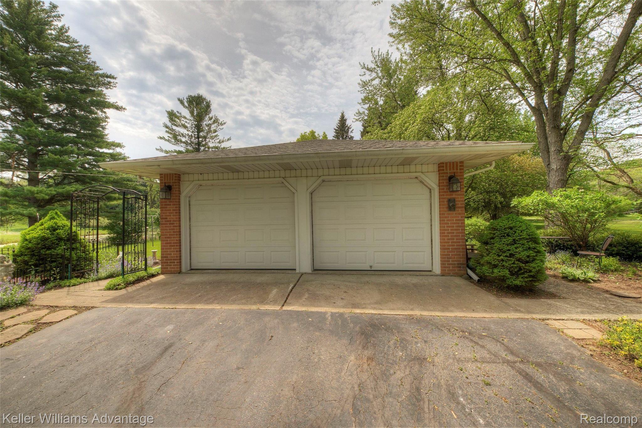 8134 Earhart Road South Lyon, MI 48178 - Photo 5 of 43 4H8A1909_10_11.jpg