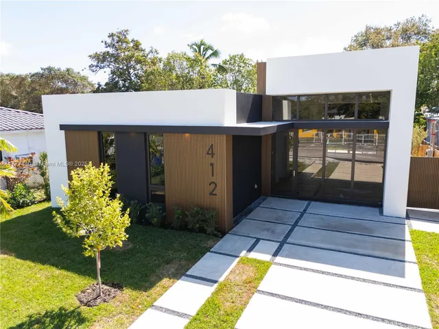 a view of a backyard