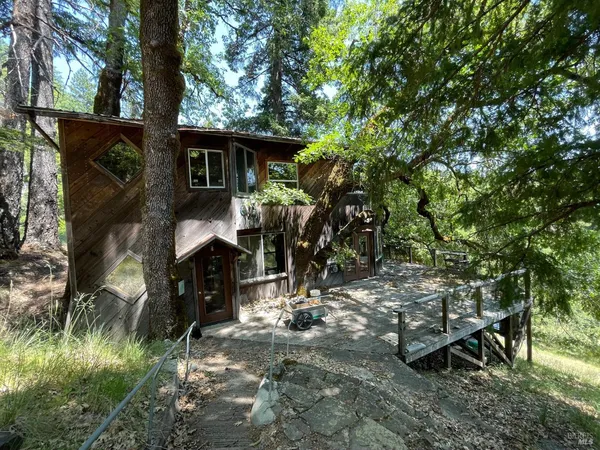 a view of a house with backyard and sitting area