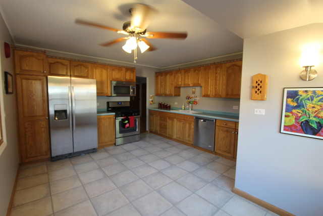 2608 Kirchoff Road Rolling Meadows, IL 60008 - Photo 2 of 24
