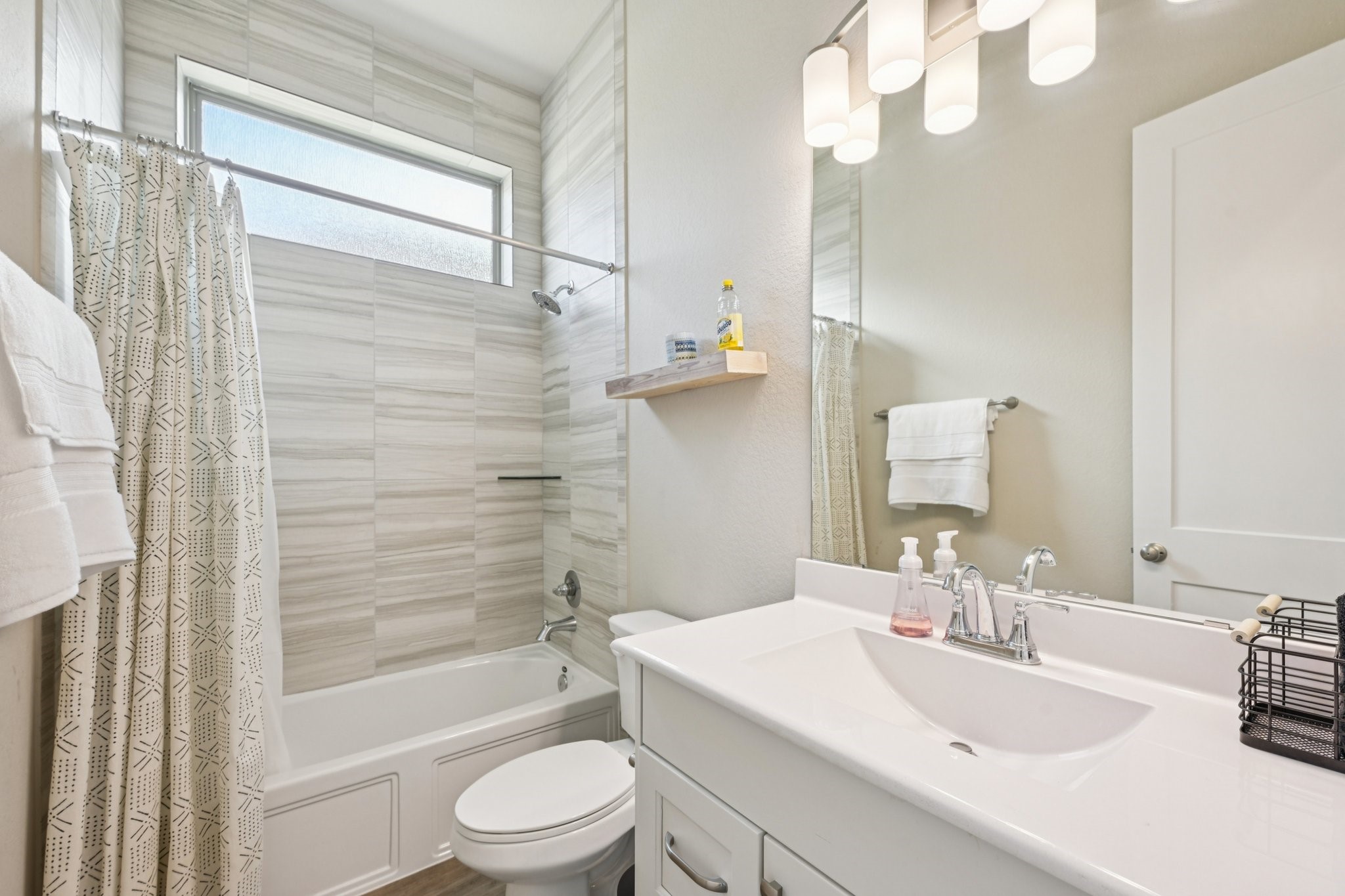 4734 Franklin Way Iowa Colony, TX 77583 - Photo 12 of 33 Bathroom between bedroom 1 and bedroom 2