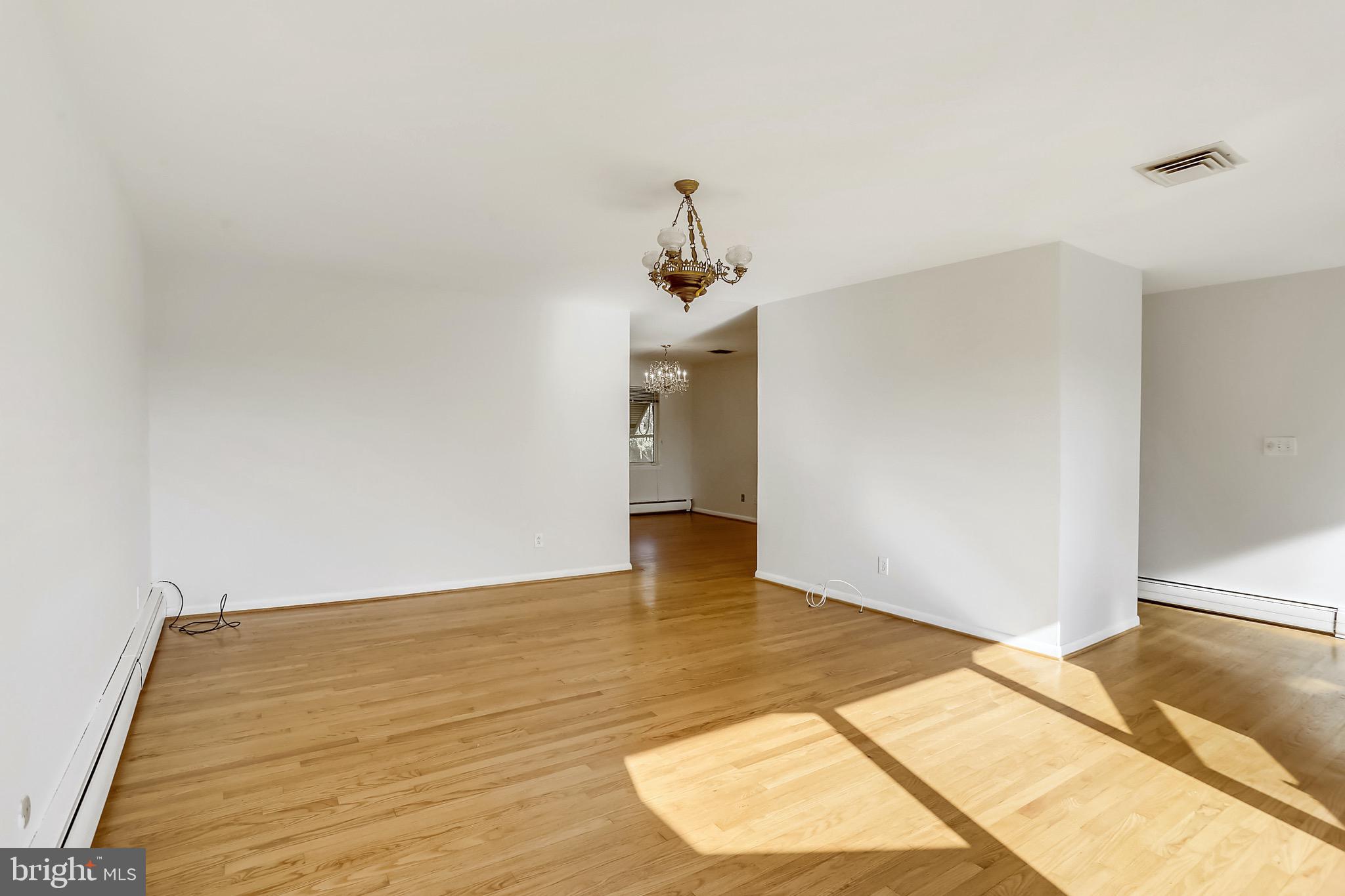 15600 Layhill Road Silver Spring, MD 20906 - Photo 7 of 63 Living room