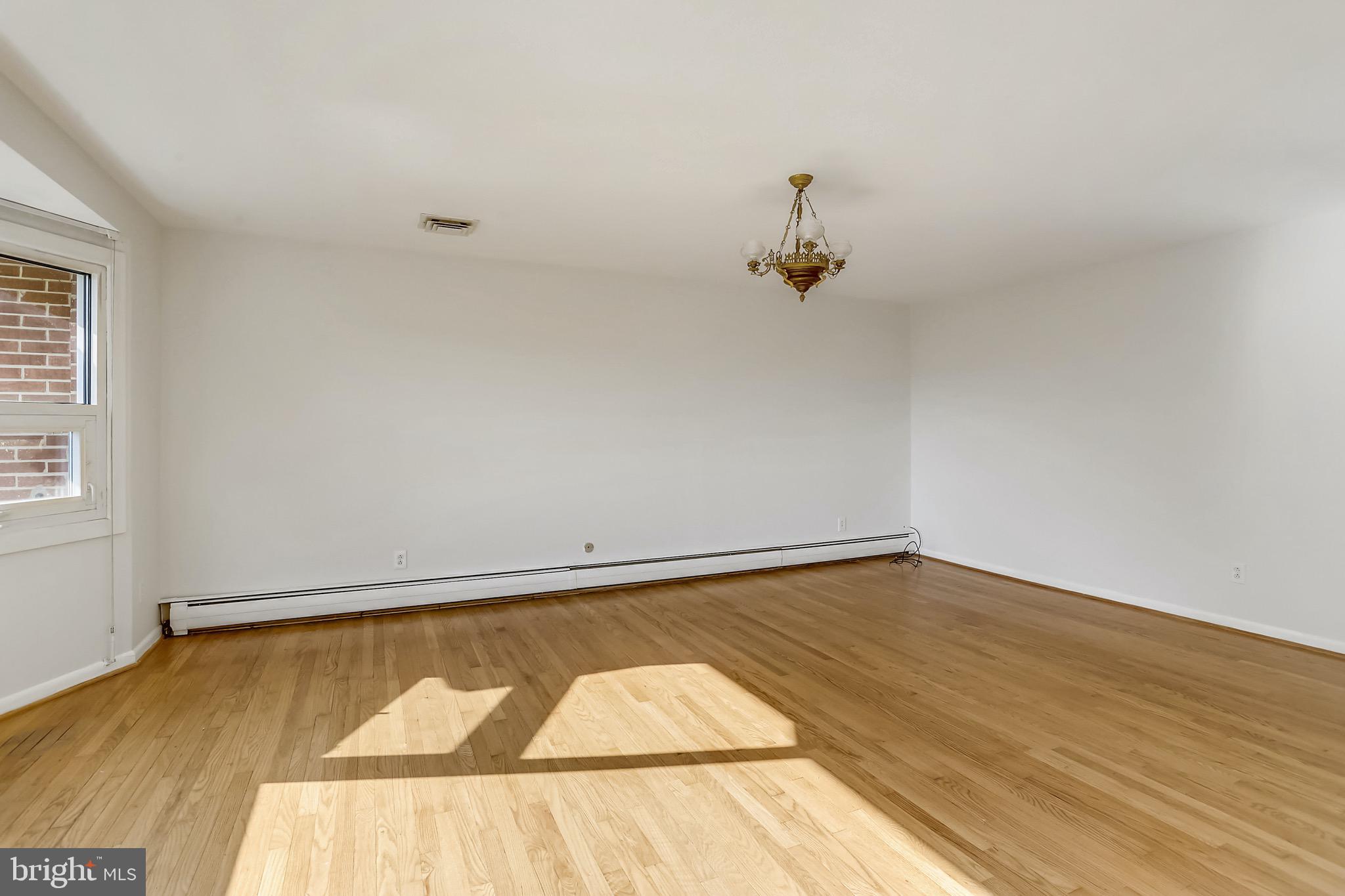 15600 Layhill Road Silver Spring, MD 20906 - Photo 8 of 63 Living room