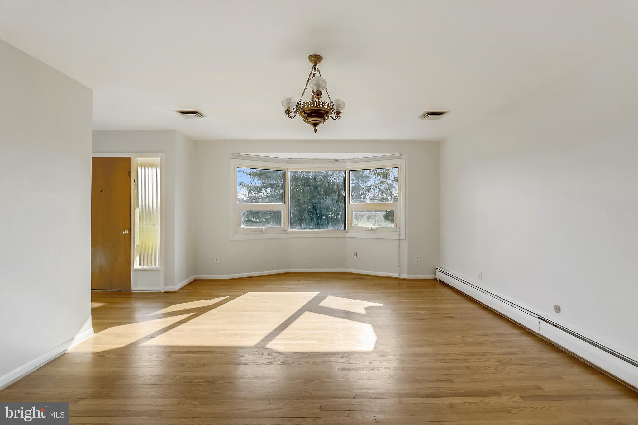 15600 Layhill Road Silver Spring, MD 20906 - Photo 9 of 63 Living room