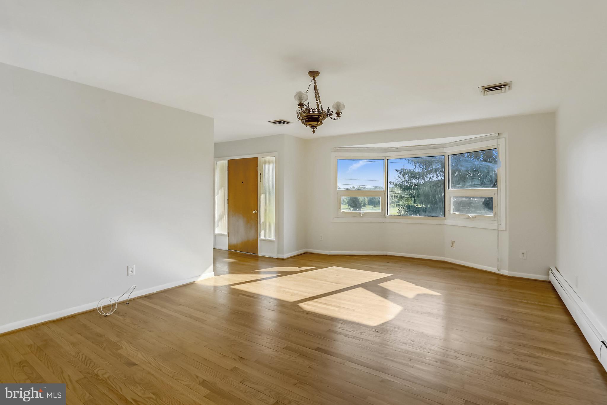15600 Layhill Road Silver Spring, MD 20906 - Photo 10 of 63 Living room