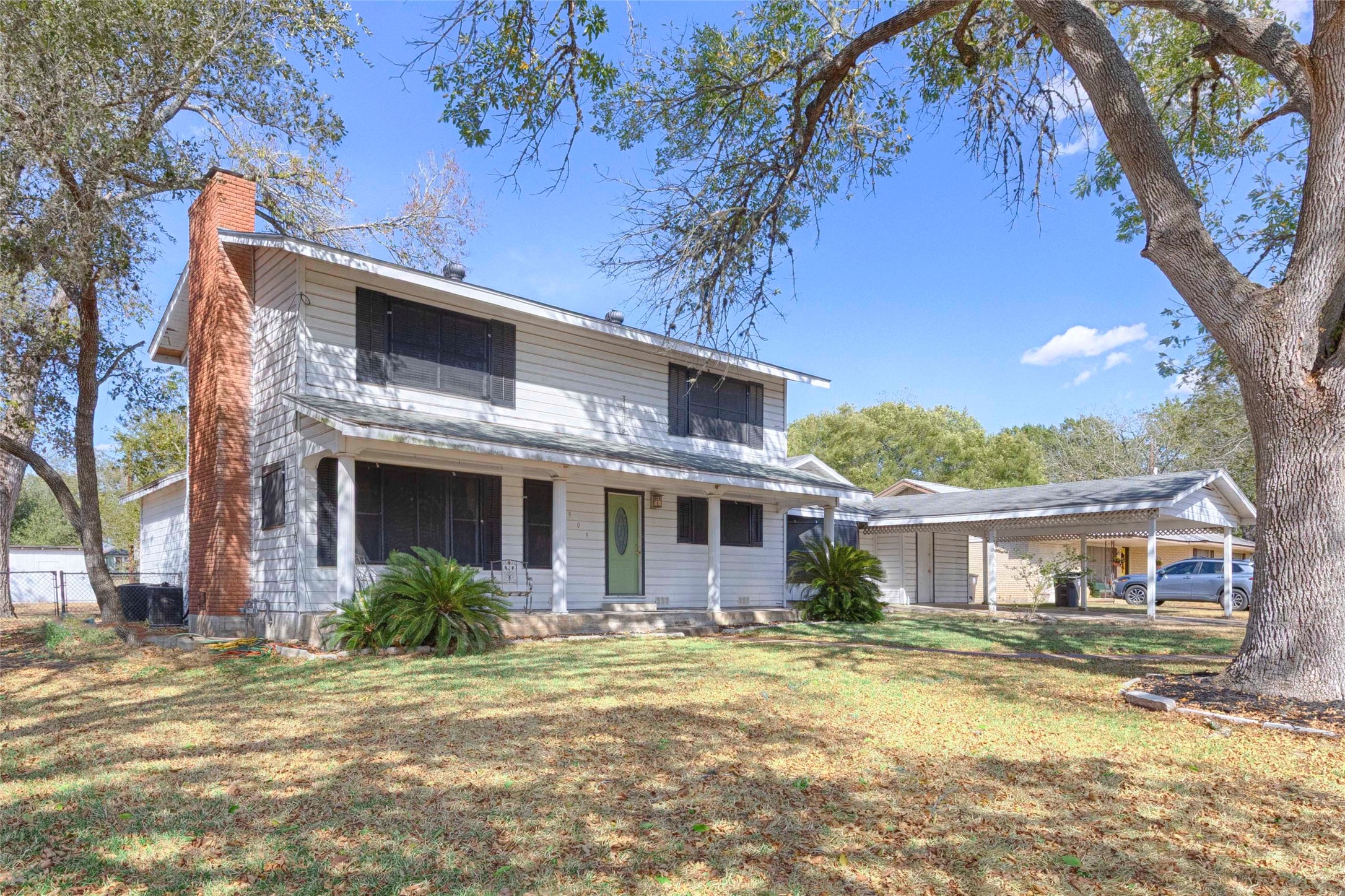 909 Eilers Street Schulenburg, TX 78956 - Photo 4 of 33 a view of a yard in front of house