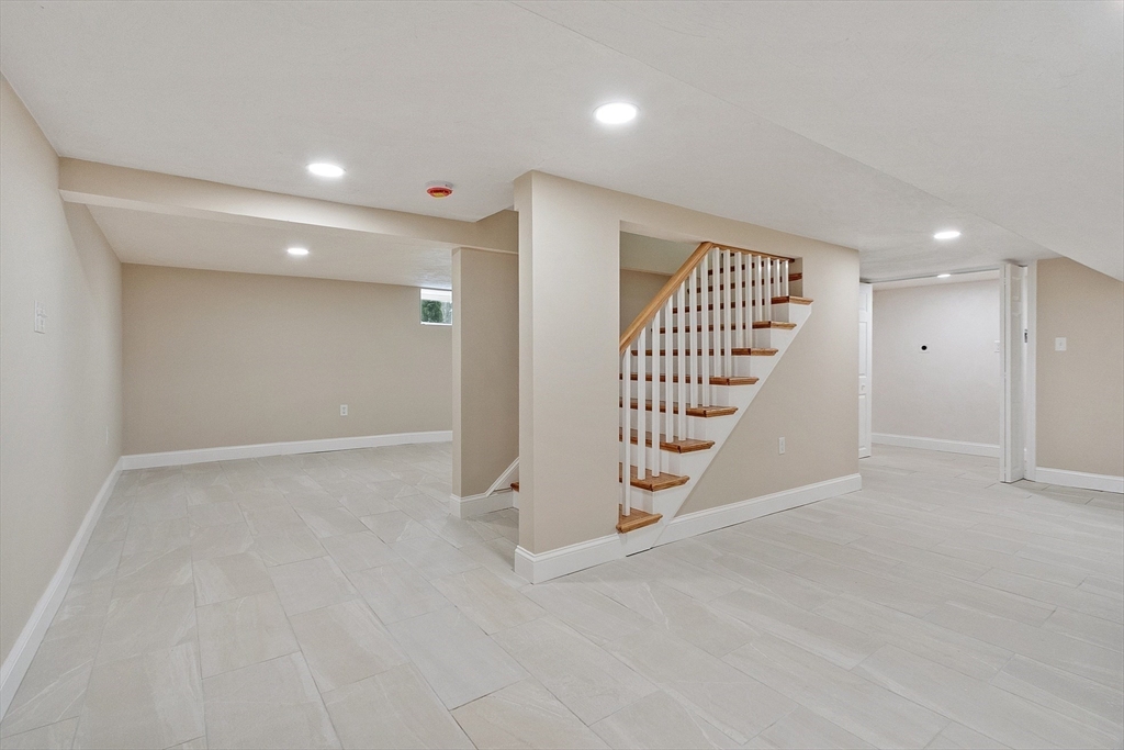 42 North Worcester Avenue Worcester, MA 01606 - Photo 20 of 24 an entryway in a room