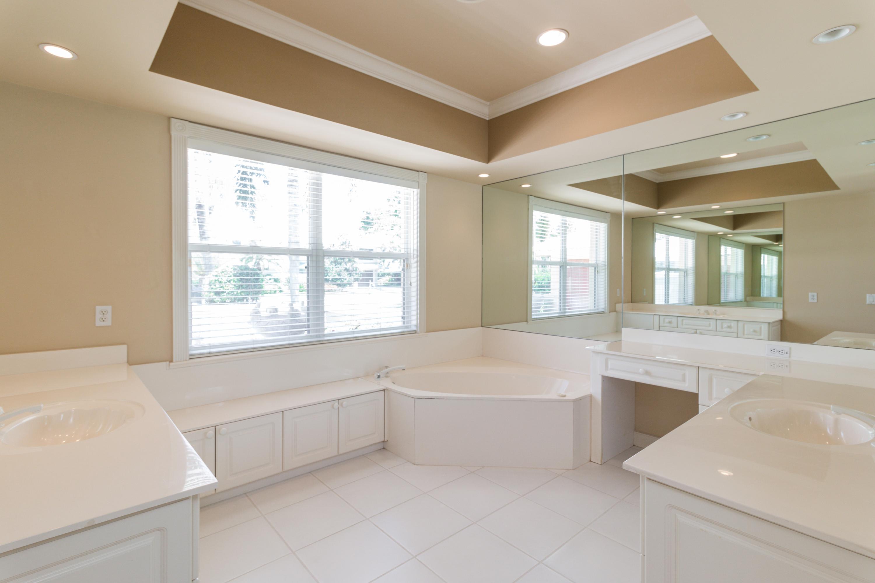 36 West High Point Road Sewall's Point, FL 34996 - Photo 15 of 31 15_36WHighPointRd_168_MasterBathroom_HiR