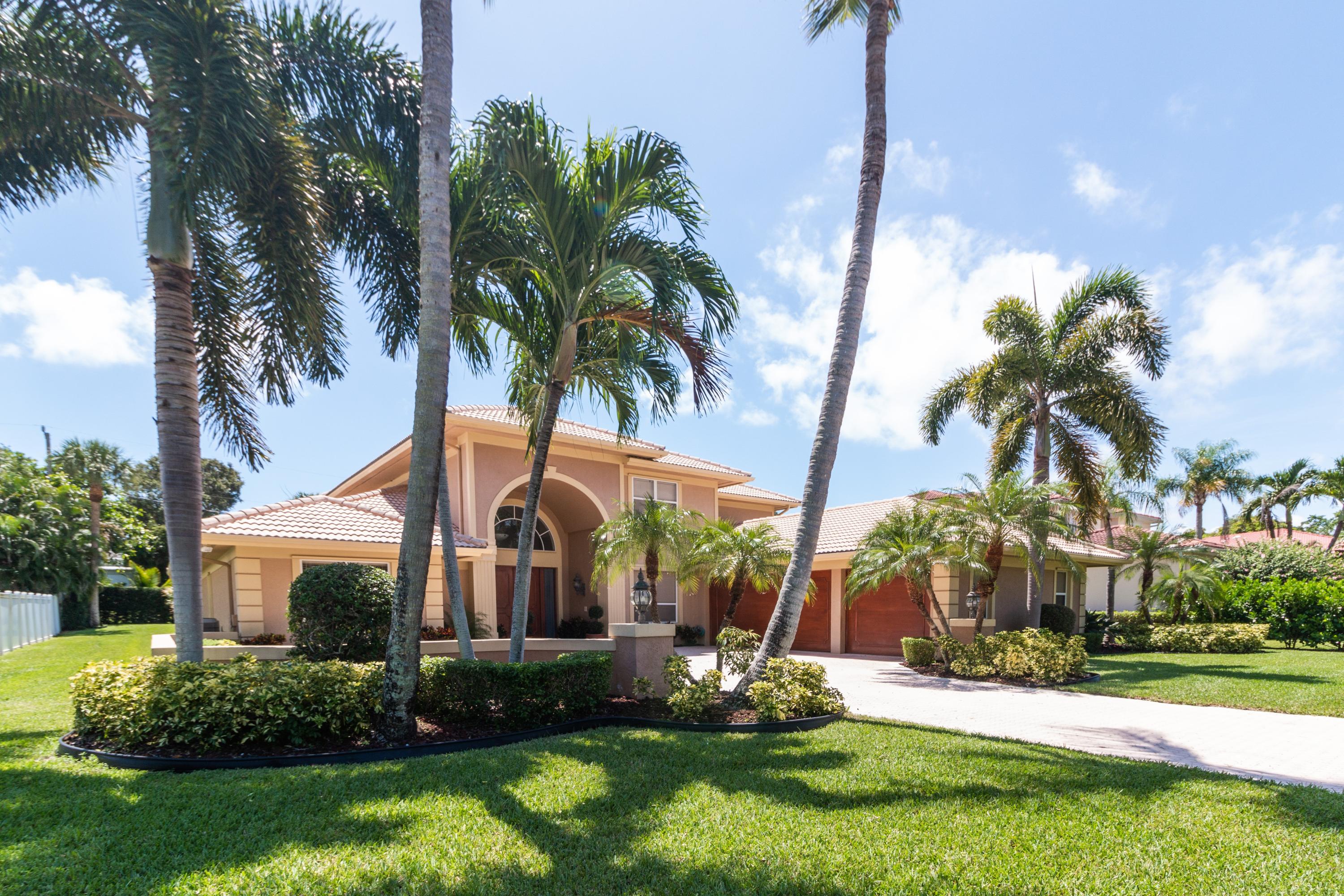 36 West High Point Road Sewall's Point, FL 34996 - Photo 2 of 31 02_36WHighPointRd_573_FrontView_HiRes
