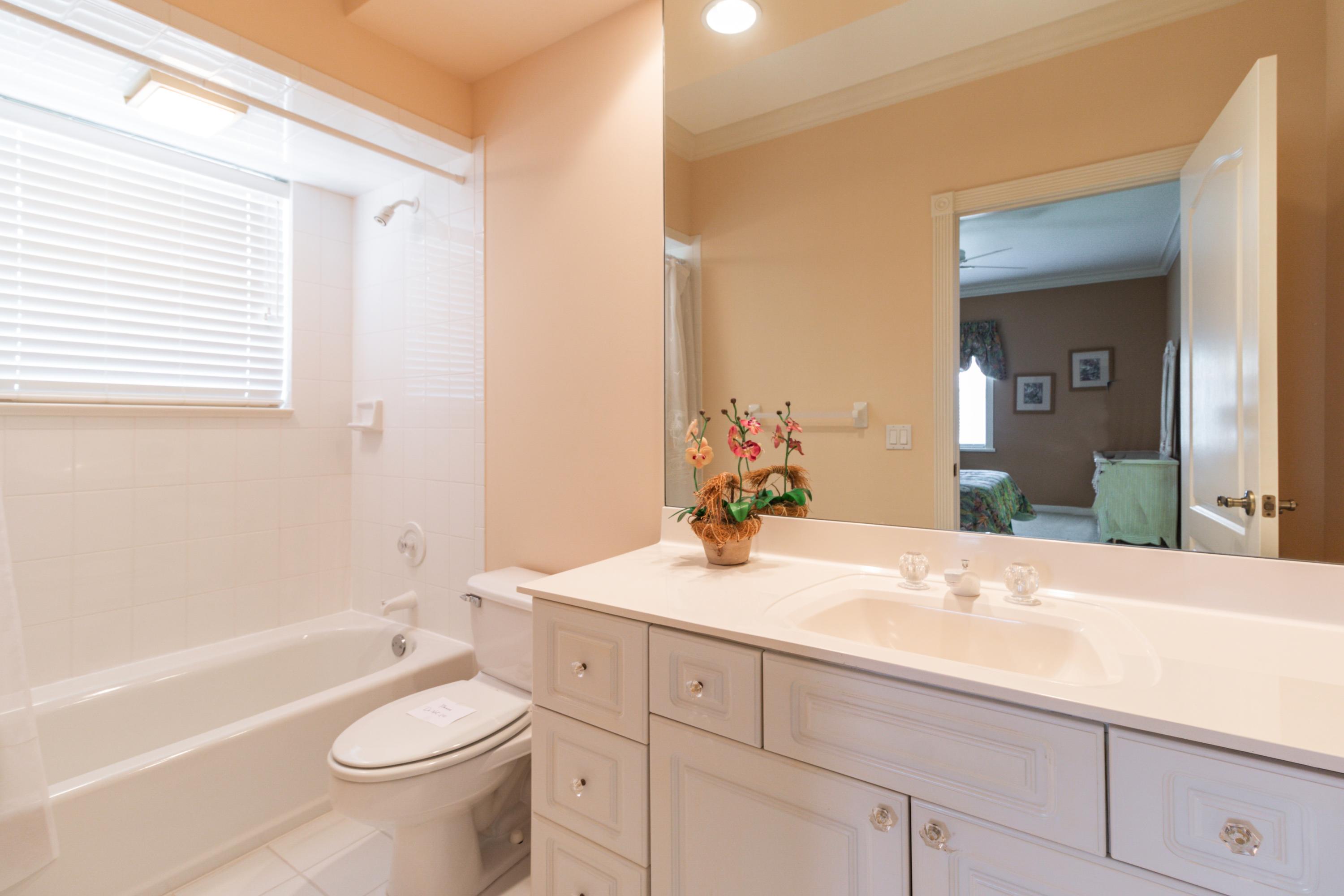 36 West High Point Road Sewall's Point, FL 34996 - Photo 22 of 31 22_36WHighPointRd_10_3rdBathroom_HiRes