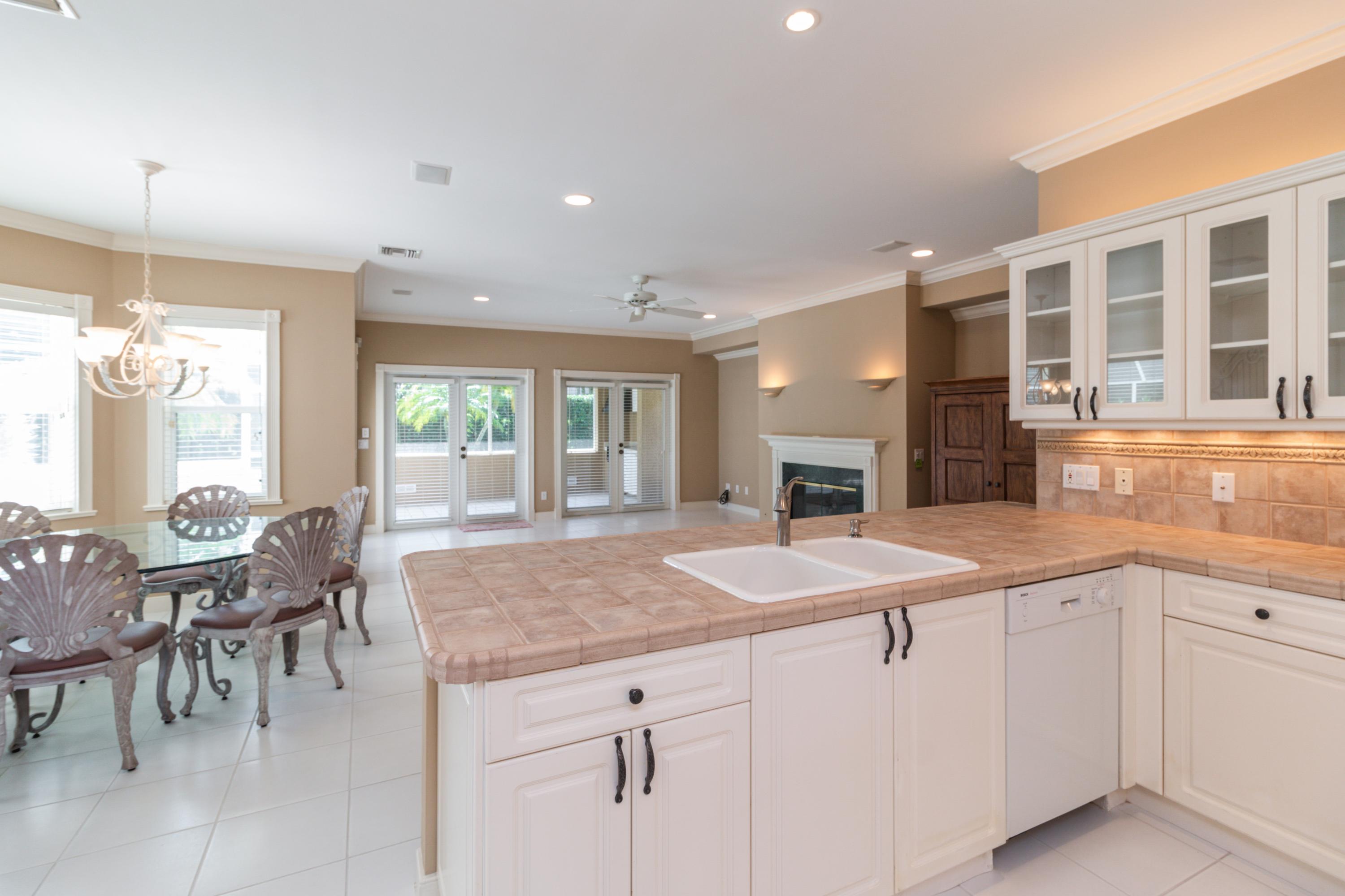 36 West High Point Road Sewall's Point, FL 34996 - Photo 7 of 31 07_36WHighPointRd_177001_Kitchen_HiRes
