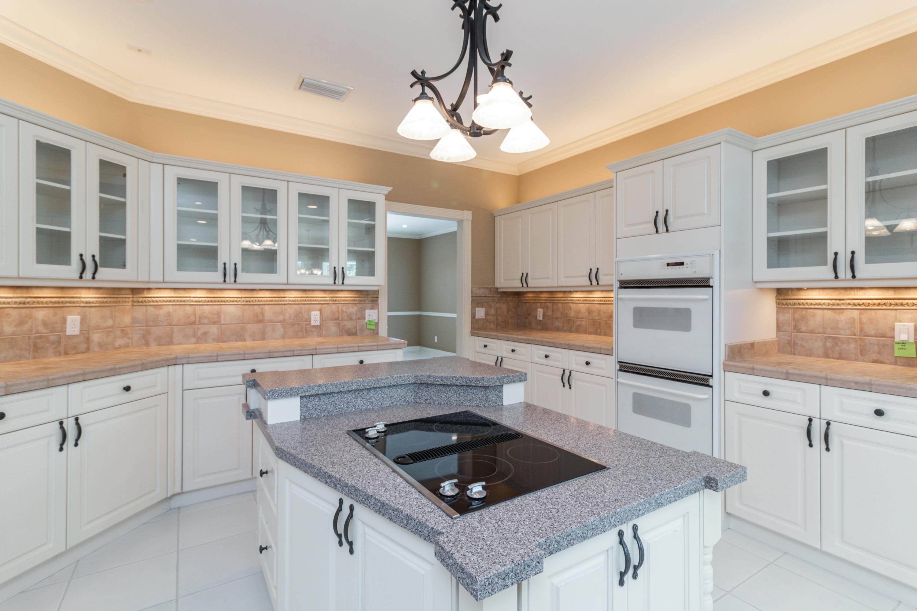 36 West High Point Road Sewall's Point, FL 34996 - Photo 8 of 31 08_36WHighPointRd_177003_Kitchen_HiRes