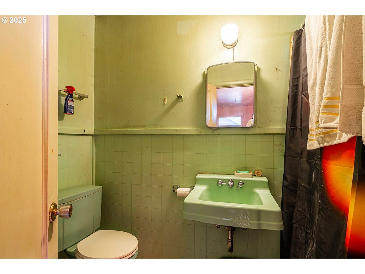166 Reager Street Medford, OR 97501 - Photo 29 of 43 a bathroom with a sink and a mirror