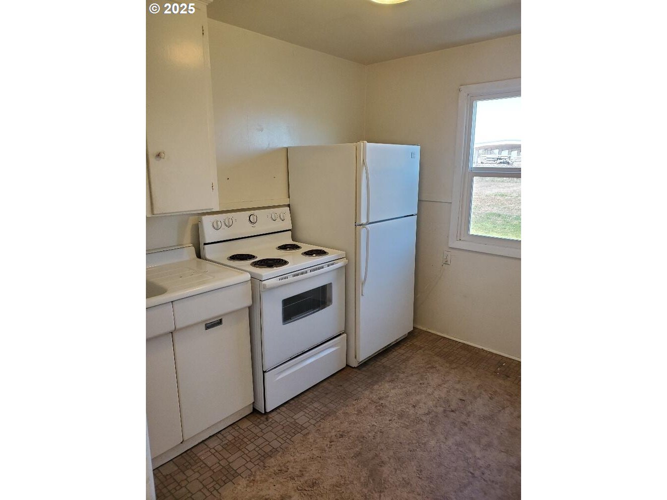 166 Reager Street Medford, OR 97501 - Photo 32 of 43 a utility room with dryer and washer