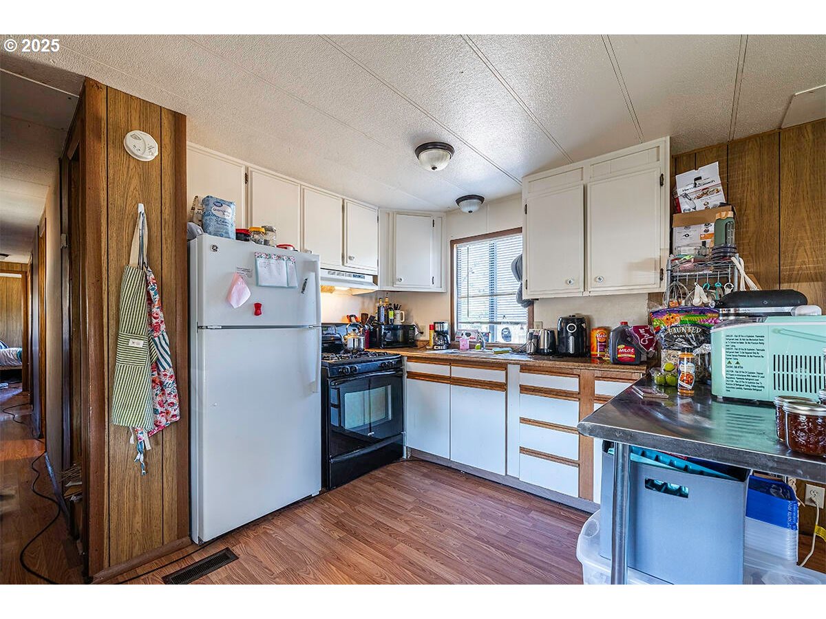166 Reager Street Medford, OR 97501 - Photo 37 of 43 a kitchen with stainless steel appliances granite countertop a refrigerator and a sink