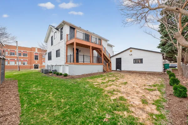 $2,100 | 305 West Exchange Street, Unit A, Sycamore, IL 60178