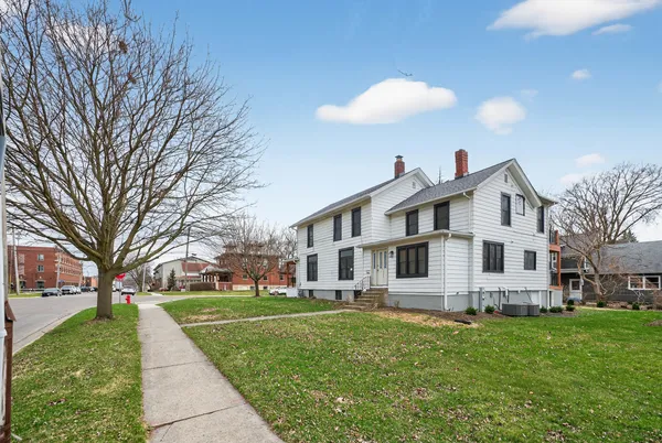 $2,100 | 305 West Exchange Street, Unit A, Sycamore, IL 60178