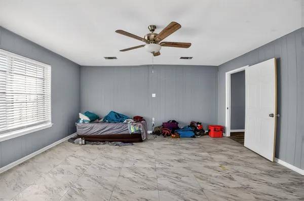a bed room with furniture and closet