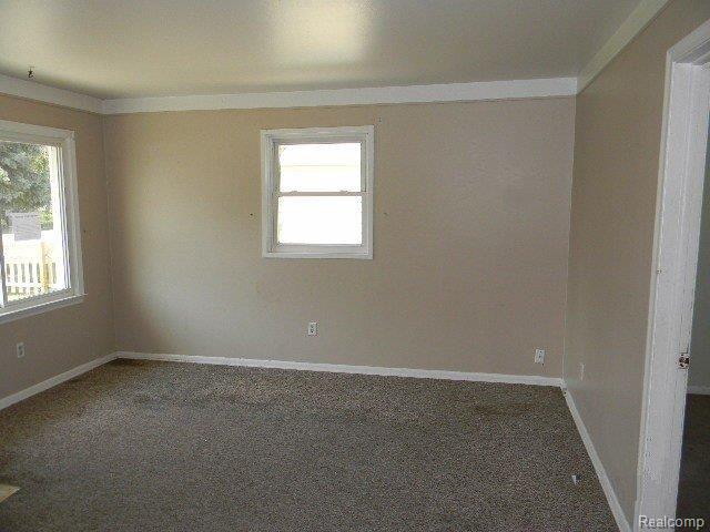 2425 Howe Street Utica, MI 48317 - Photo 12 of 21 261-904345 Living Room (2).JPG