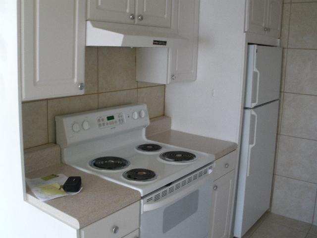 4075 Exeter, Unit 4075 Boca Raton, FL 33434 - Photo 2 of 10 KITCHEN